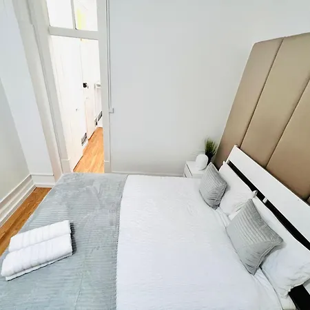 In Alfama, Location In Hostel